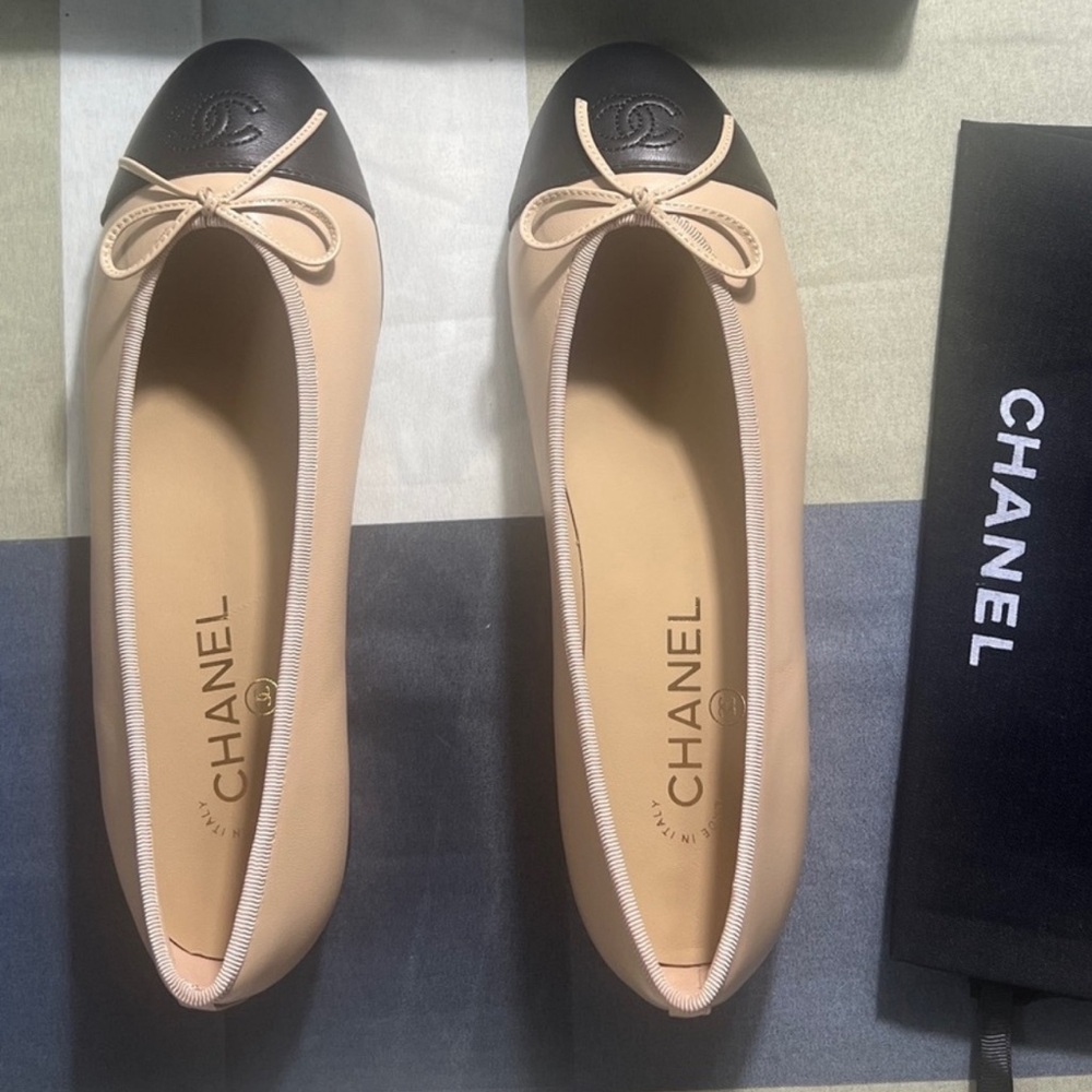 CHANEL Two-Tone Beige and Black Flats